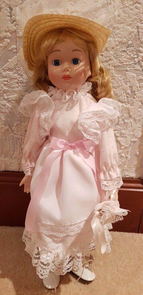 40CM PORCELAIN DOLL FROM THE COUNTRY COLLECTION (AMANTHA) WITH BOX