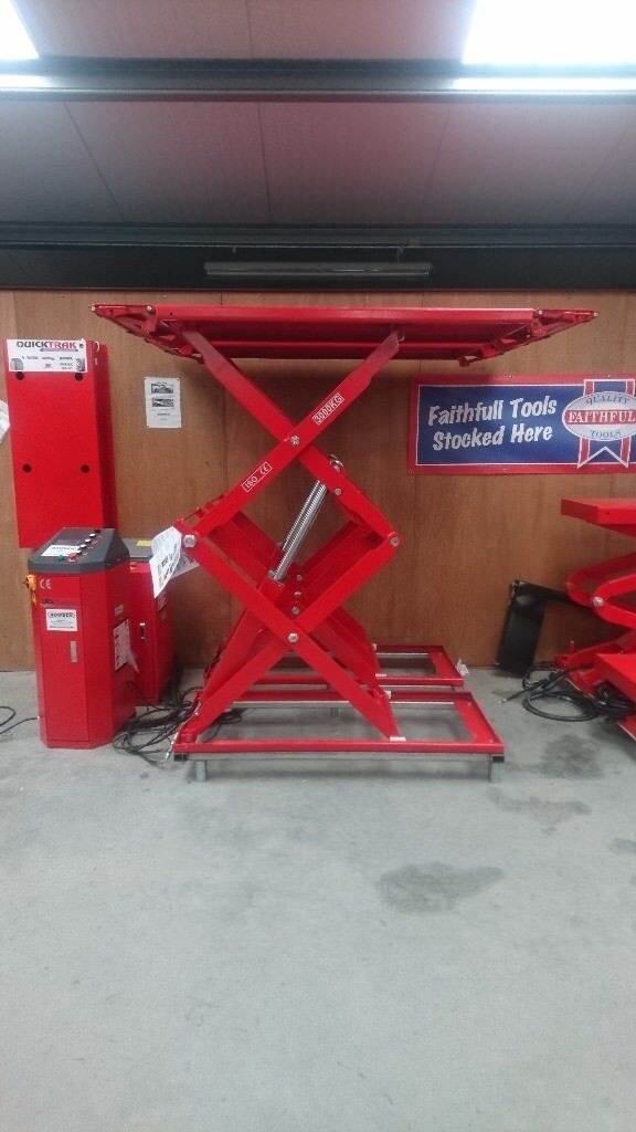 SCISSOR LIFT