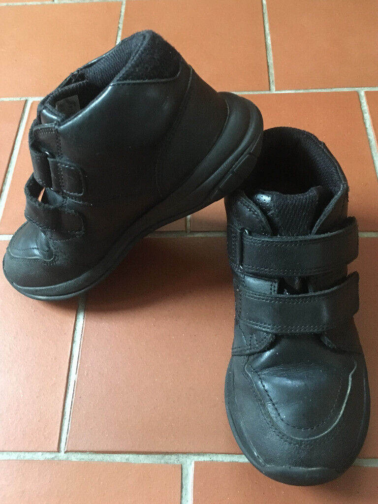 Clarks 11½F boys black leather shoes Venture Walk.  £5 ovno. Can post