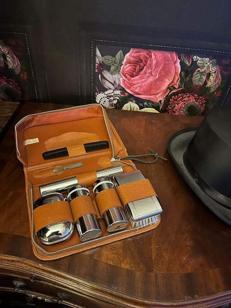 Lovely vintage collectable Two Tix male grooming set. 