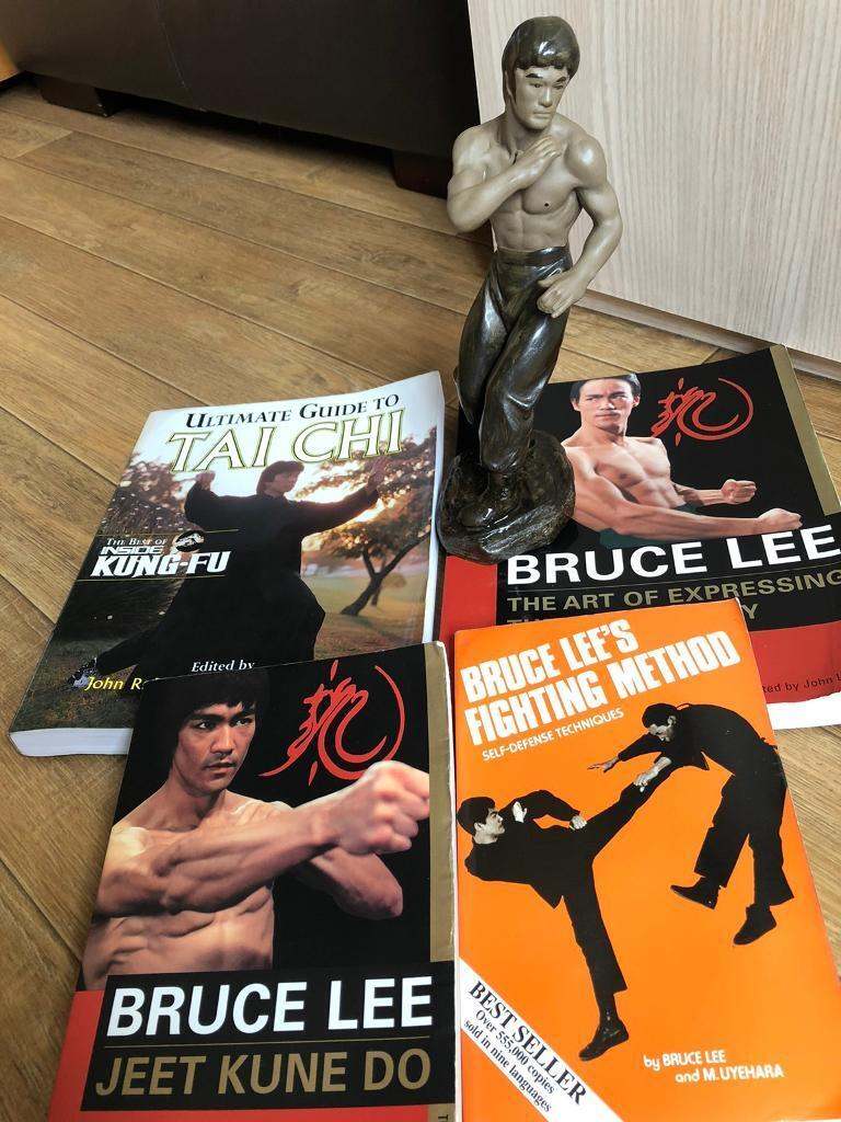 Bruce lee vintage statue and book