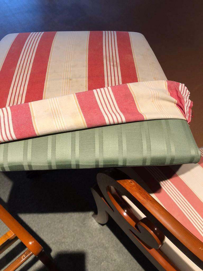 Yew extending dining table with 2 carver chairs and 4 dining chairs