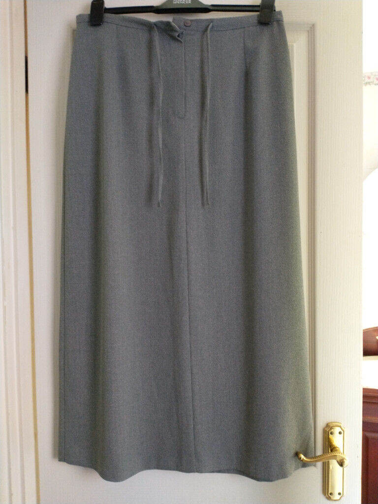 SKIRT. SIZE 16. Length 36ins. Waist 31ins. Hip 44/46ins. New cond.