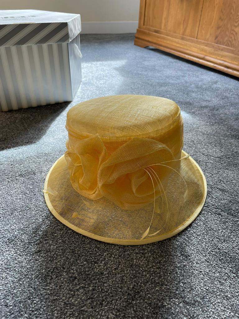 Ladies wedding hat - lemon