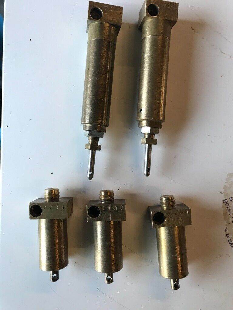 Riello 40  Hydraulic Rams (used) in Excellent Condition. New Ram Seals fitted.
