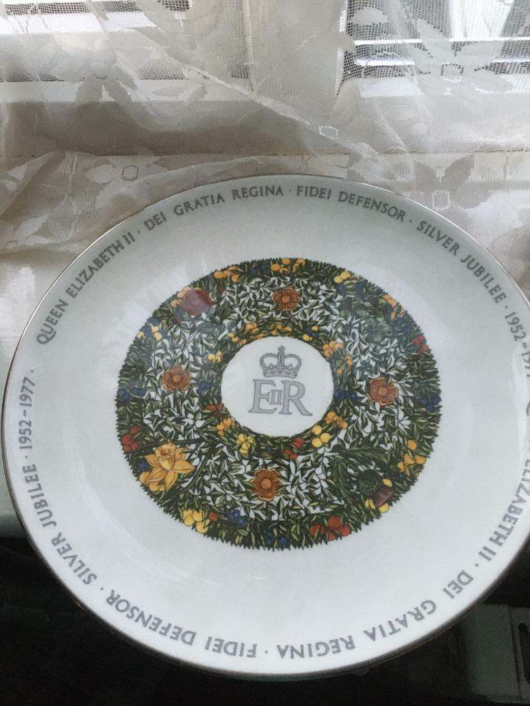 Queen Elizabeth’s Silver Jubilee Plate, fine bone China 