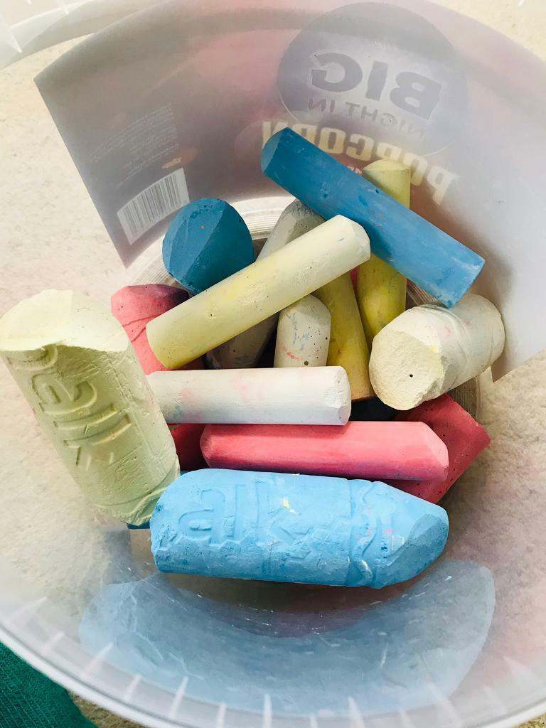 Large Tub of Multi coloured Chalks 💕