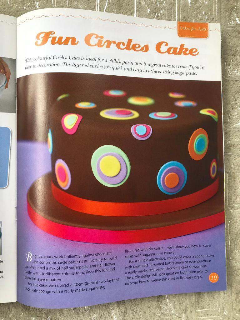Cake decorating & Something sweet baking booklets, 10 chocolate moulds