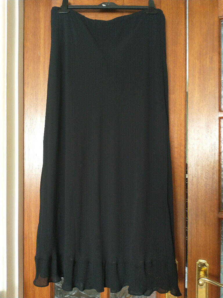 SKIRT (SMART) SIZE 16. BLACK. M&S. Length 35inches. New condition.