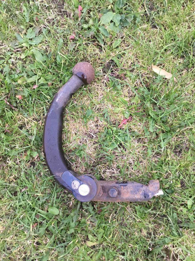 Detachable tow ball with twin electrics