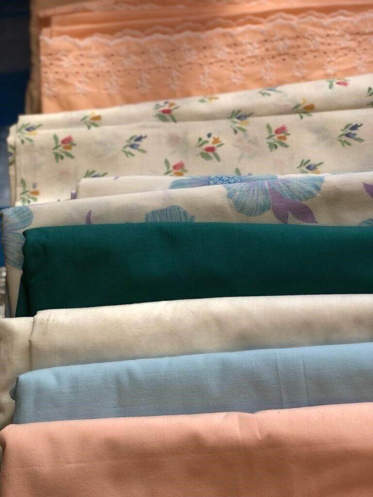 SELECTION OF SINGLE AND DOUBLE BED SHEETS