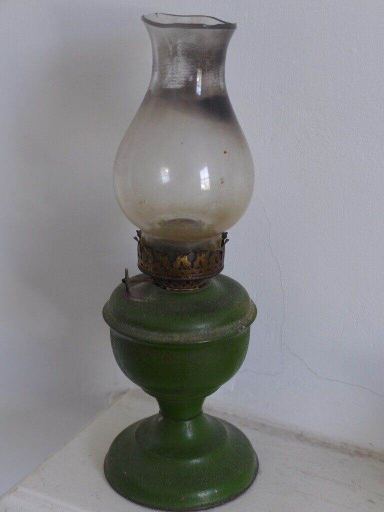 VINTAGE OIL LAMP. In as found condition 