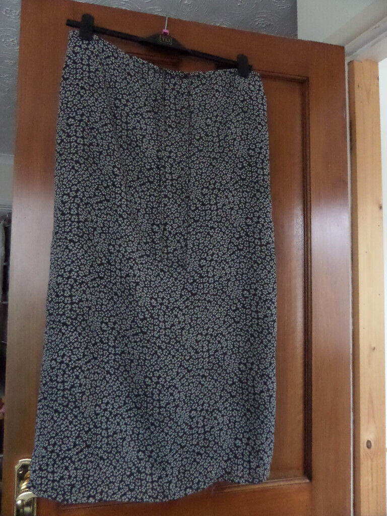 SKIRT - SUMMERWEIGHT - SIZE 16. NEW CONDITION.