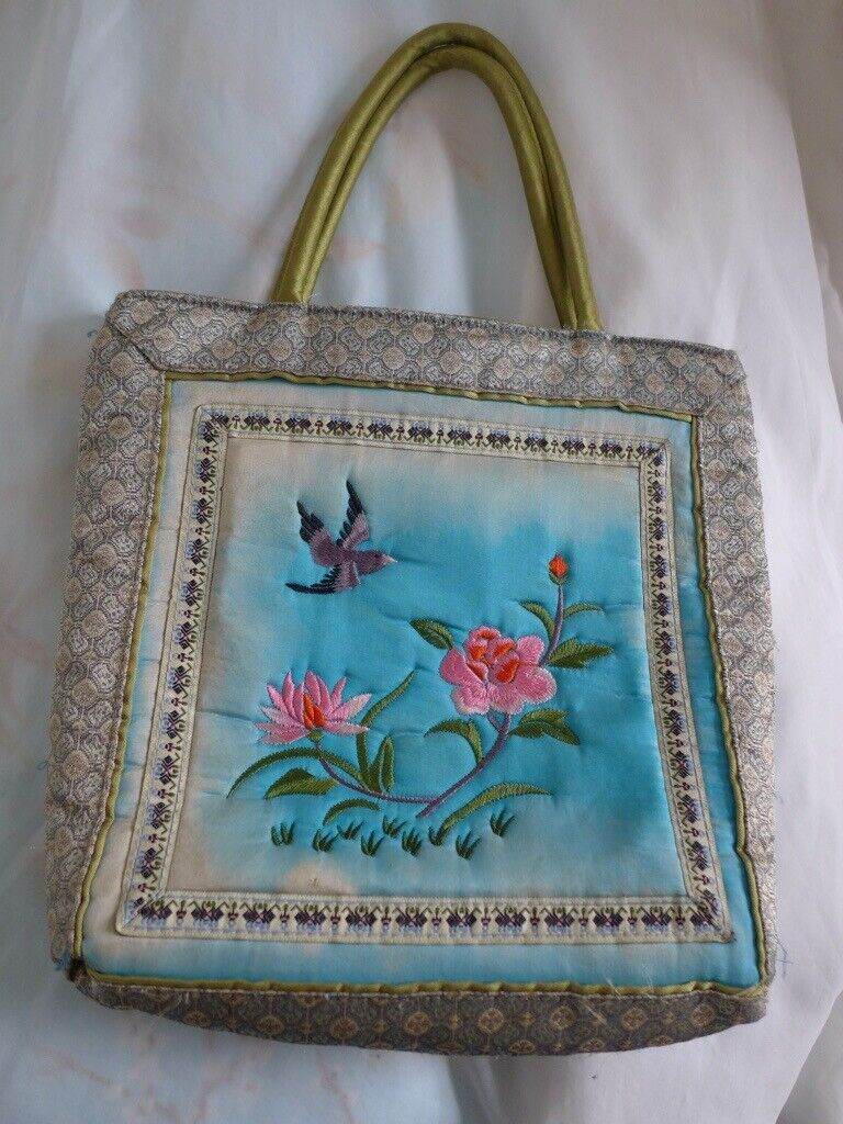 TRADITIONAL VINTAGE CHINESE SILK BAG.