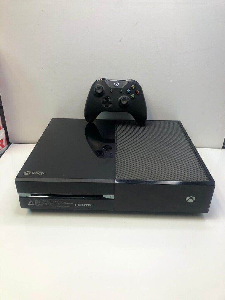  Xbox One console with Pad