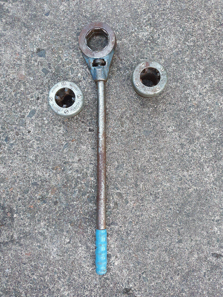 PRESTO MINOR 2000 - Ratchet/Wrench + Two DIES.  (Thread Cutters).