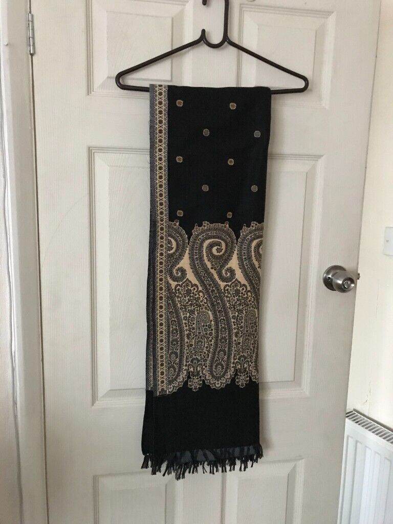 BEAUTIFUL LADIES WINTER SHAWL LESS USED,GOOD CONDITION AND QUALITY,DRY CLEANED