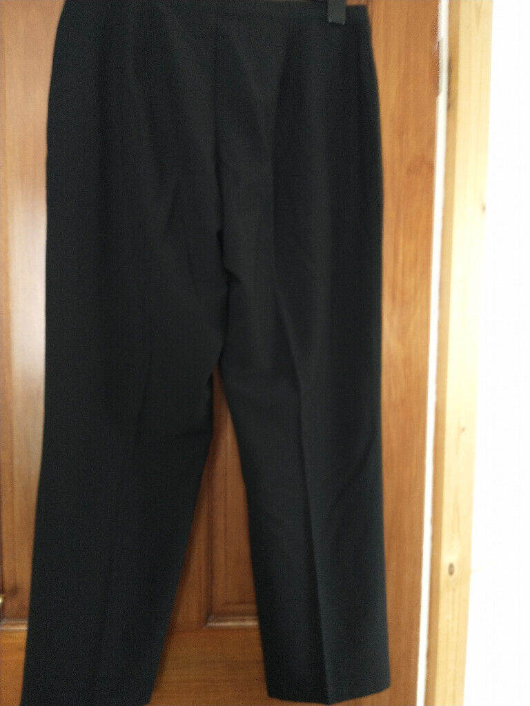  TROUSERS. SIZE 18. INSIDE LEG 28. WAIST 32ins. HIP 43ins. VGC.