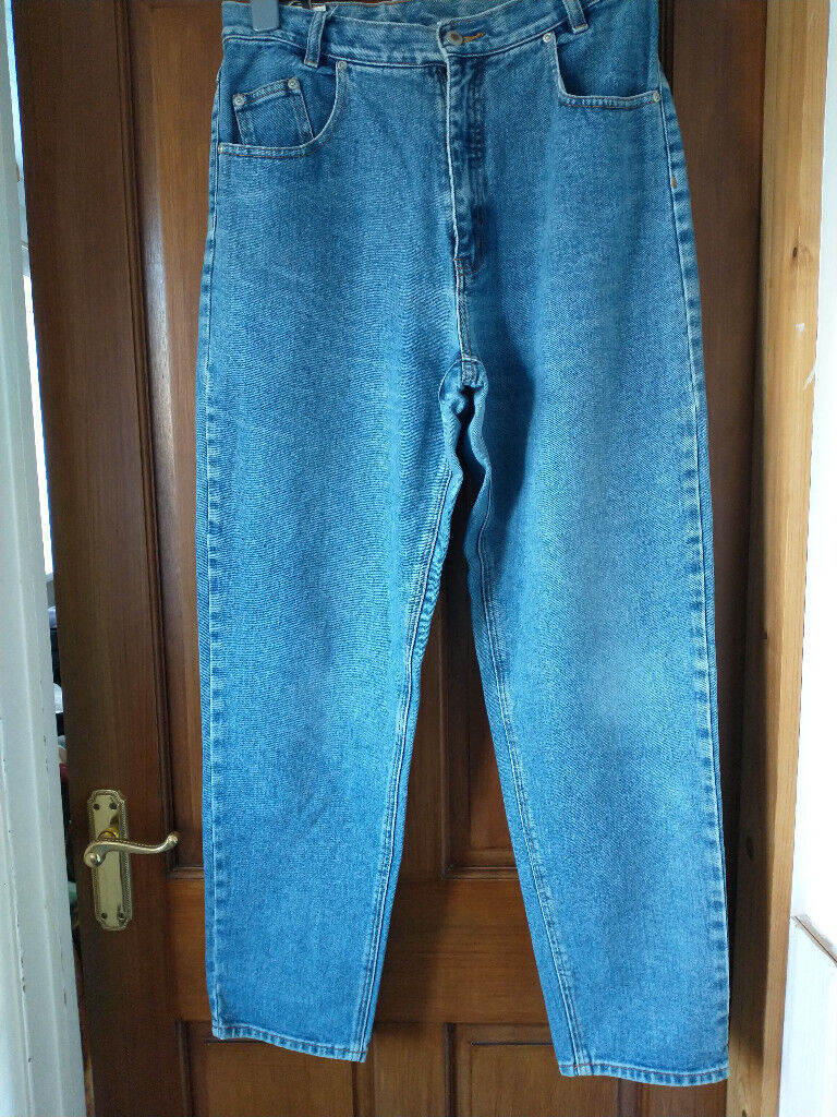  JEANS. SIZE 18. WAIST 34, HIP 44, INSIDE LEG 30. FULL WAISTED.