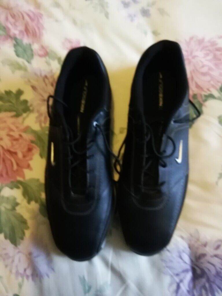 Golf shoes