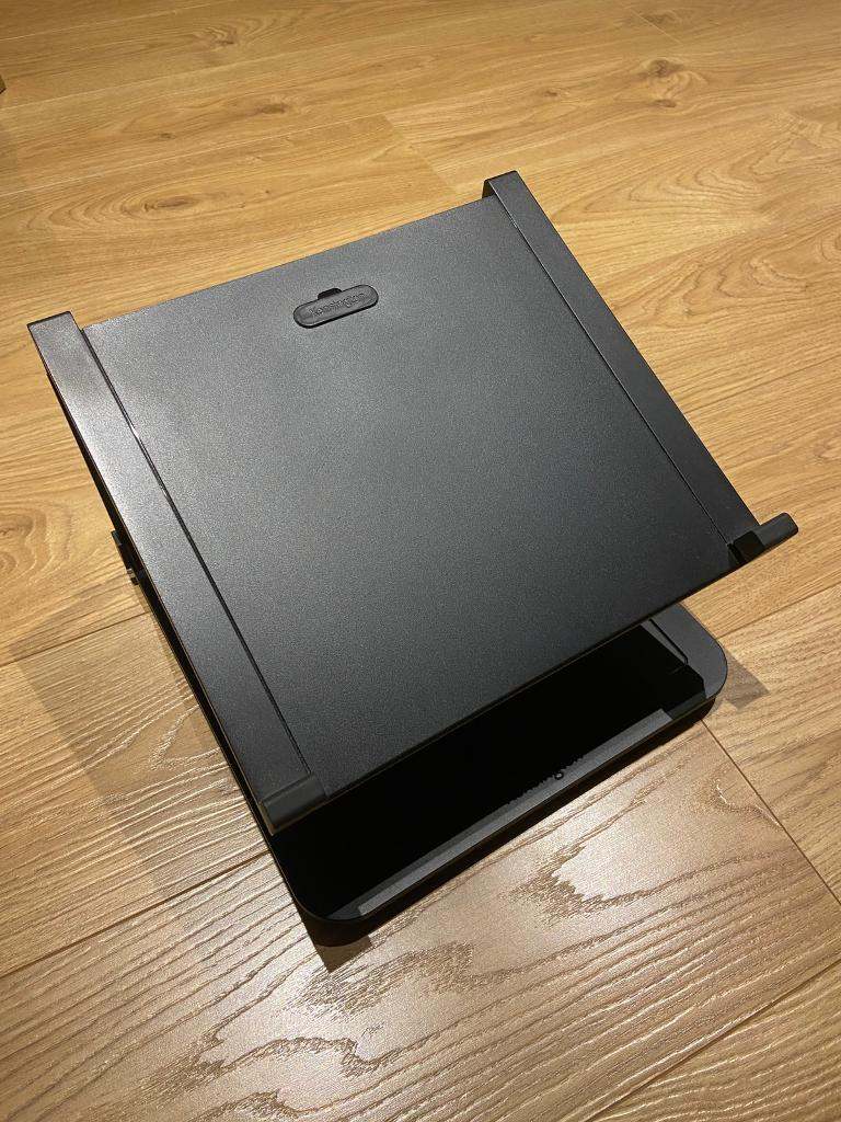 Adjustable laptop stand