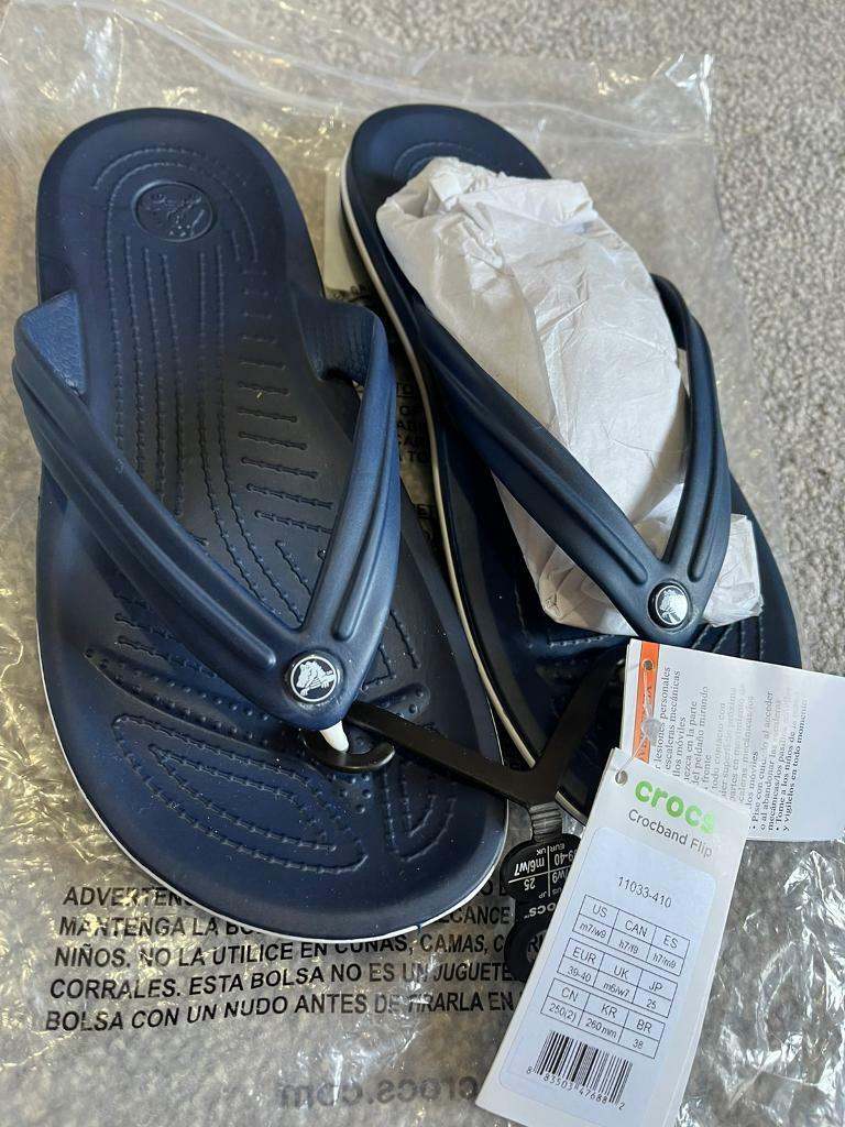 Crocs Flip Sandals Men 6 Women 7