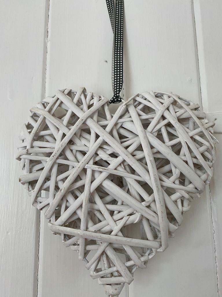 Large white wicker hanging heart 