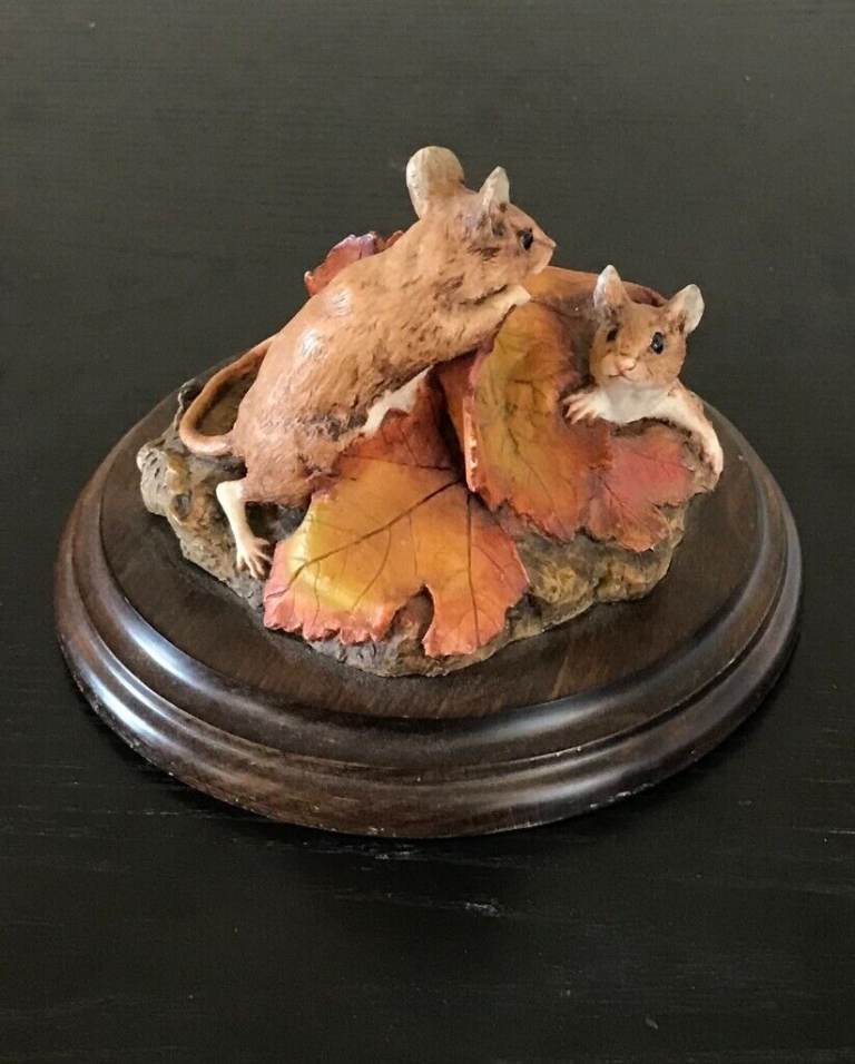 Country artists Mice on leaves. Attractive and collectable