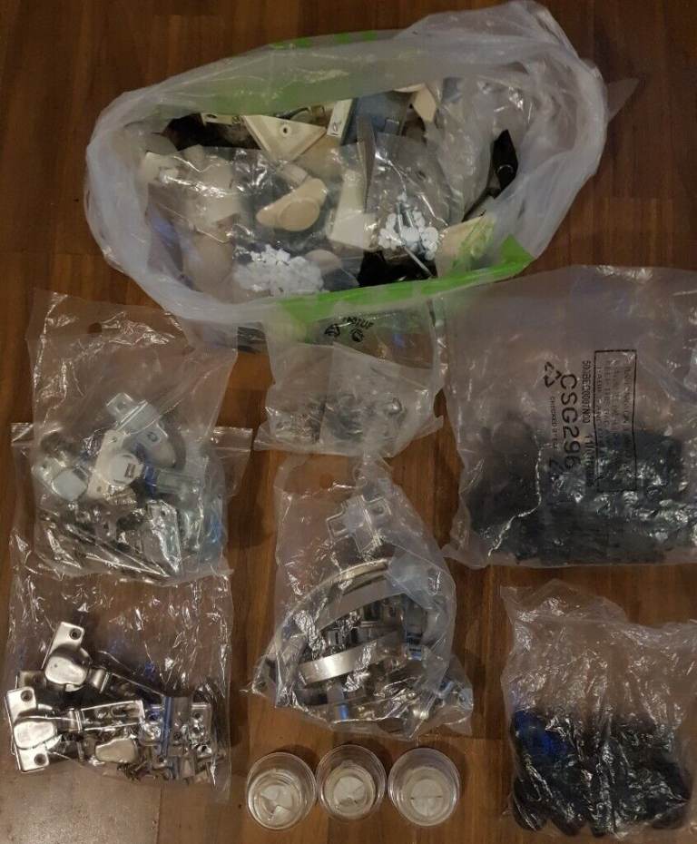 JOB LOT OF KITCHEN FIXTURES SEE PHOTO