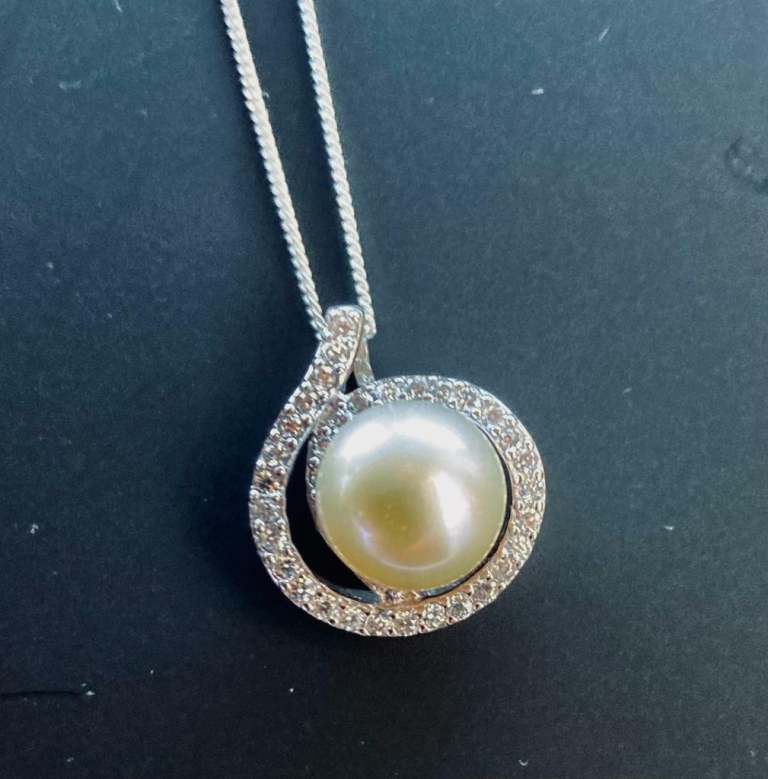 Sterling silver crystal and fresh water pearl pendant necklace 
