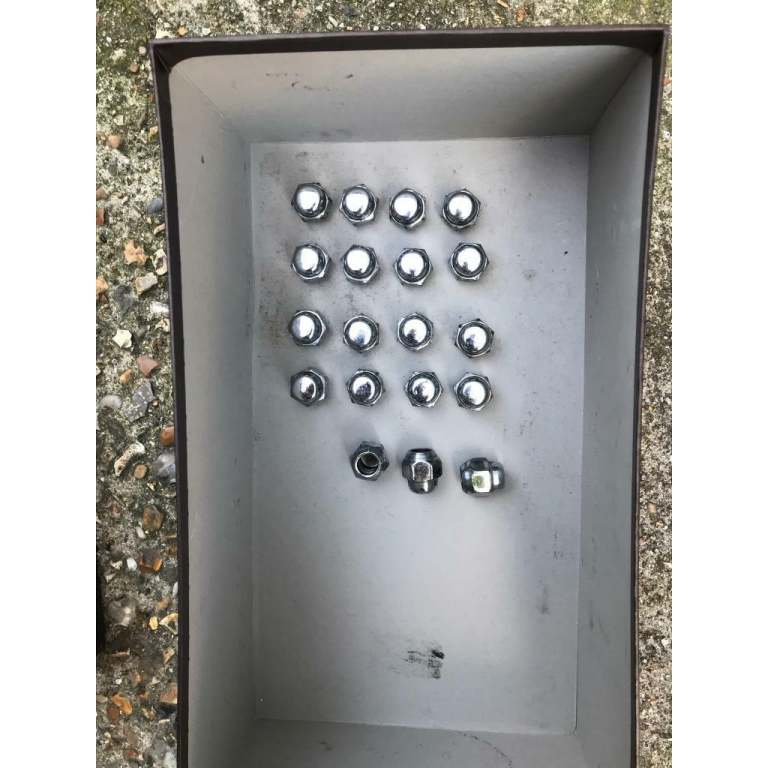 Nissan 200 SX S14a wheel Nuts & Gear Nob