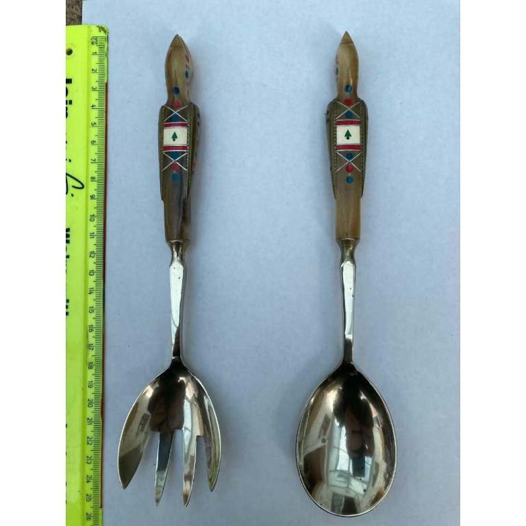 Salad servers 