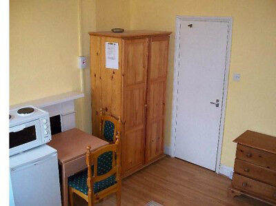 CUTE SINGLE STUDIO-KENSINGTON OLYMPIA/SHEPHERDS BUSH