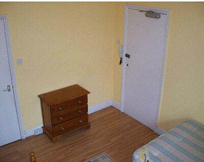 CUTE SINGLE STUDIO-KENSINGTON OLYMPIA/SHEPHERDS BUSH