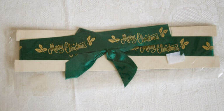 VINTAGE GIFT WRAPPING RIBBON green with gold print *Merry Christmas* retro style