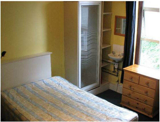 BARONS COURT- CUTE SINGLE STUDIO