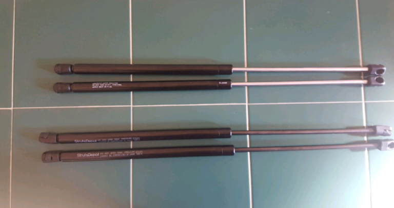 Vauxhall Astra Mk4 estate boot struts