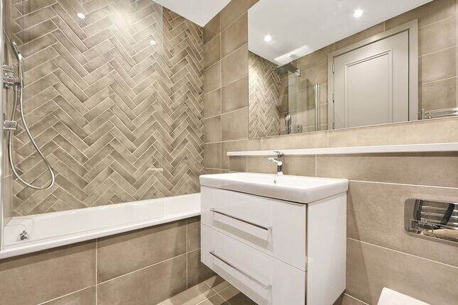 Exclusive New Build Gated Ground 3 DBed Flat 2 Bath Open Plan Doors Patio Car Park NearTubeBusShops