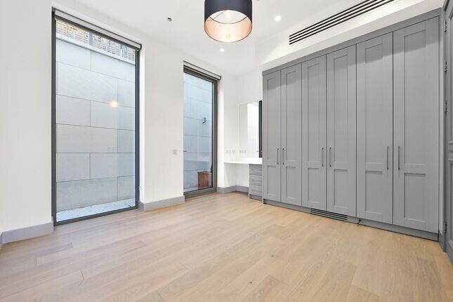 Exclusive New Build Gated Ground 3 DBed Flat 2 Bath Open Plan Doors Patio Car Park NearTubeBusShops