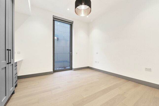 Exclusive New Build Gated Ground 3 DBed Flat 2 Bath Open Plan Doors Patio Car Park NearTubeBusShops