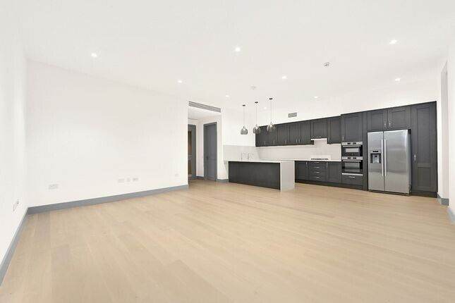 Exclusive New Build Gated Ground 3 DBed Flat 2 Bath Open Plan Doors Patio Car Park NearTubeBusShops