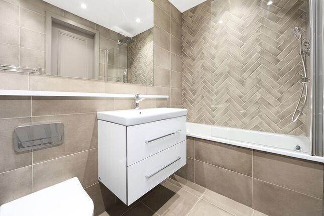 Exclusive New Build Gated Ground 3 DBed Flat 2 Bath Open Plan Doors Patio Car Park NearTubeBusShops