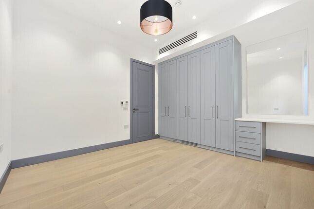 Exclusive New Build Gated Ground 3 DBed Flat 2 Bath Open Plan Doors Patio Car Park NearTubeBusShops