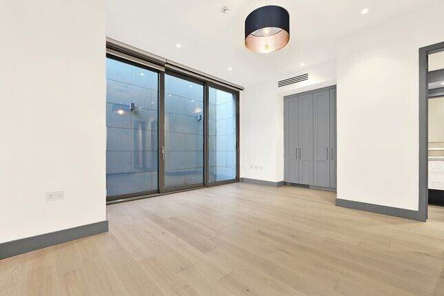 Exclusive New Build Gated Ground 3 DBed Flat 2 Bath Open Plan Doors Patio Car Park NearTubeBusShops