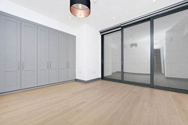 Exclusive New Build Gated Ground 3 DBed Flat 2 Bath Open Plan Doors Patio Car Park NearTubeBusShops