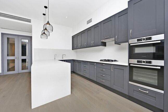 Exclusive New Build Gated Ground 3 DBed Flat 2 Bath Open Plan Doors Patio Car Park NearTubeBusShops