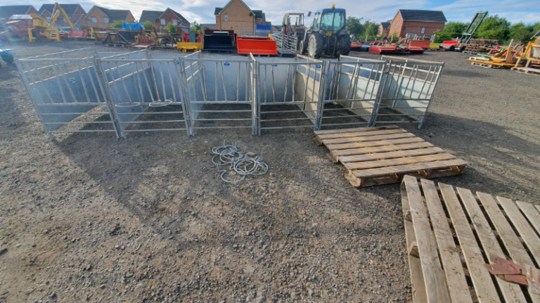 6 x iae calf rehearing pens with bucket holders tractor 