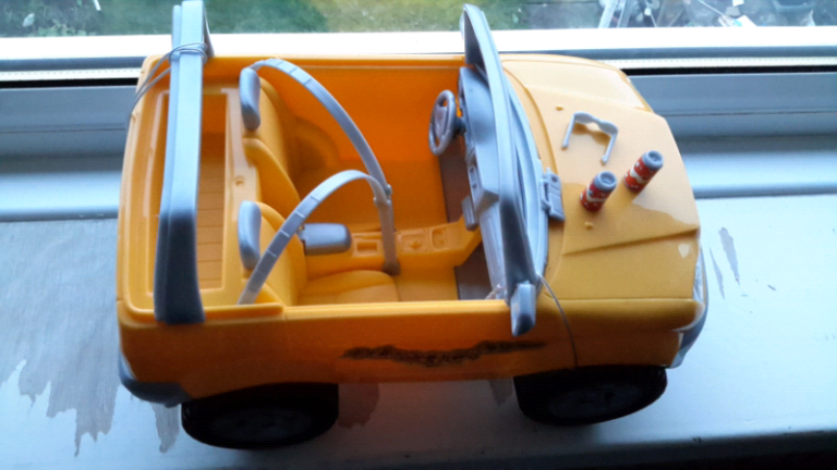 Mattel Barbie 2003 CALI GIRLYellow Beach Cruiser Jeep Car Barbie 4x4 