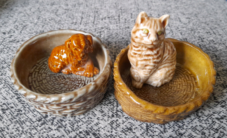 Vintage wade porcelain cat and dog in a basket trinket   