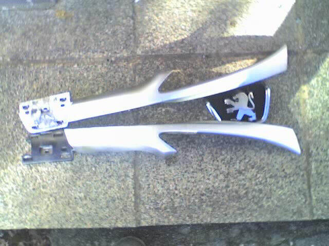 Peugeot 206 2.0 HDi 2000 Manual - ABOVE FRONT BUMPER VANITY STRIP - USED